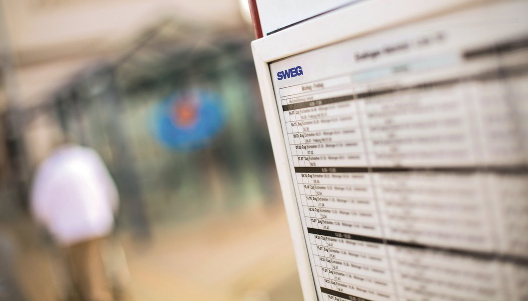 Fahrplan vor unscharfem Hintergrund